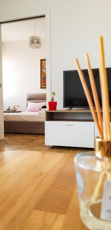 City Center Cute And Comfy Apartment - Ajia Apartments Tirana Exterior photo